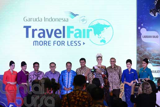 lantaibursa.id/MS Fahmi Menteri Pariwisata RI Arief Yahya (lima kiri), Direktur Konsumer & Retail BNI Anggoro Eko Cahyo (lima kanan), Direktur Utama Garuda Indonesia, Arief Wibowo (empat kiri), Puteri Indonesia 2016 Kezia Warouw (empat kanan) dan Duta besar UK Moazzam Malik (tiga kanan) berpose saat pembukaan Garuda Travel Fair 2016 (GATF) yang berlangsung pada 7 – 9 Oktober 2016 di Jakarta Convention Center, Jakarta, Jumat, (7/10). GATF diwarnai berbagai program menarik BNI yang menarik minat masyarakat untuk berkunjung, antara lain Free Entrance dengan menunjukkan Kartu BNI dan juga memberikan Cashback hingga Rp 1 juta bagi pengunjung yang bertransaksi dengan Kartu Kredit BNI Platinum, Signature, dan Infinite serta program ini tersedia bagi 600 tiket per hari GATF.